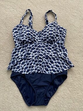croft & barrow wireless layered top Navy & White Print Swimsuit in size 12